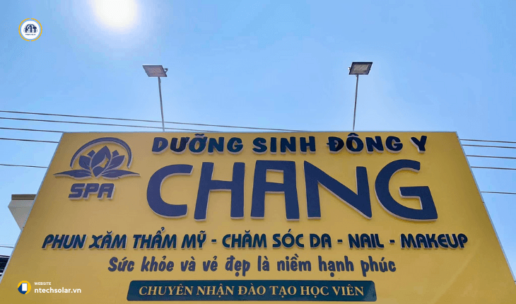 Đèn năng lượng mặt trời chiếu sáng biển quảng cáo